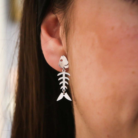 Mujer con pendientes raspa de pez en plata