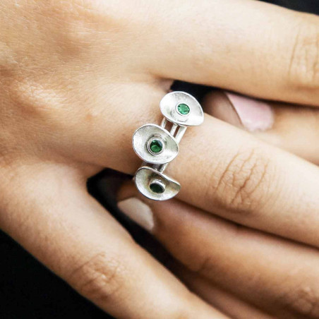 anillo de plata con lirios y circonita