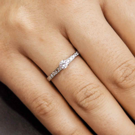 Anillo de compromiso solitario en oro blanco