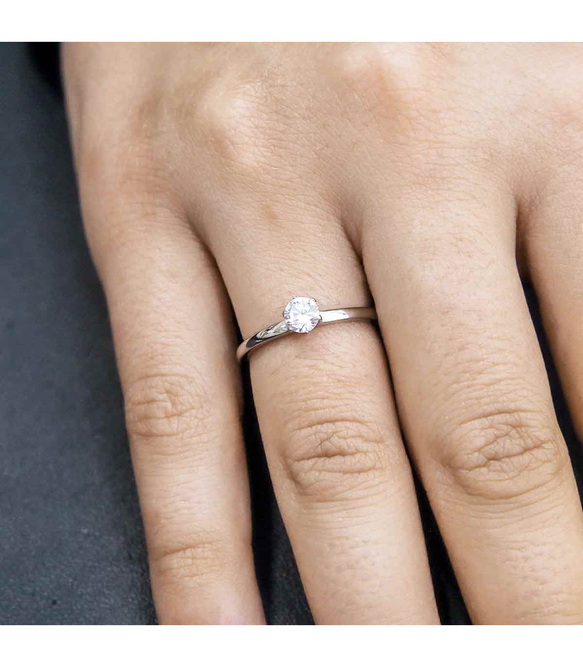 Anillo de compromiso tipo solitario en oro blanco con diamante de Argyor