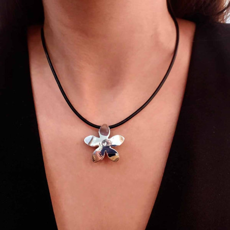 Cheap necklace with jasmine in silver