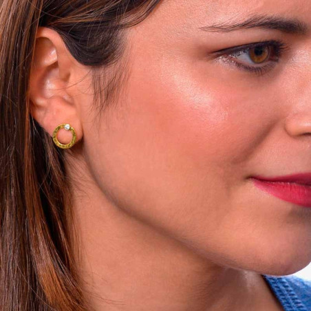 pendientes de plata chapada en oro con una circonita