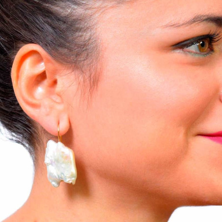 Baroque pearl earring with hook in gold