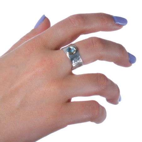 anillo de plata y oro con piedra semipreciosa