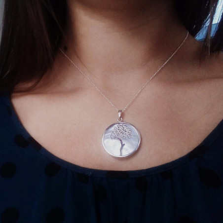 Mother of pearl pendant with the typical Malaga Biznaga