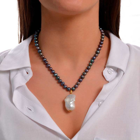 Tahitian pearl necklace with baroque pearl pendant