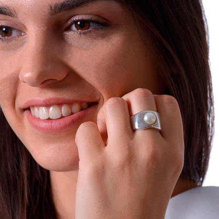 anillo de plata con perla central