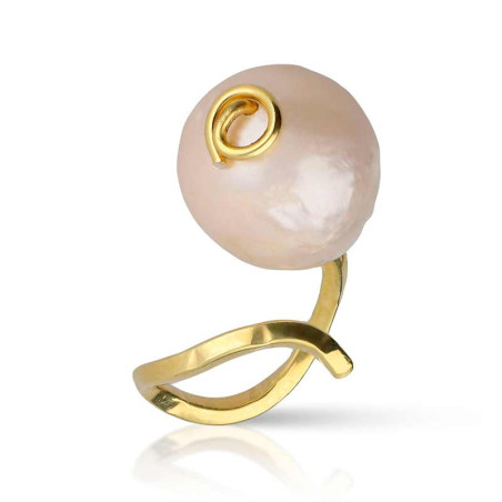 anillo dorado con perla