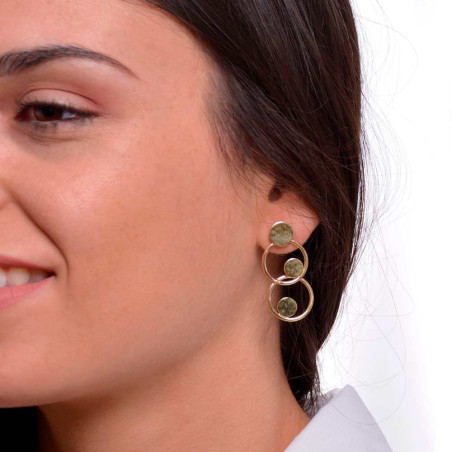 Mujer con pendientes de aro dorados