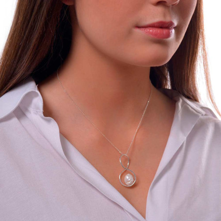 Woman necklace with pearls and silver