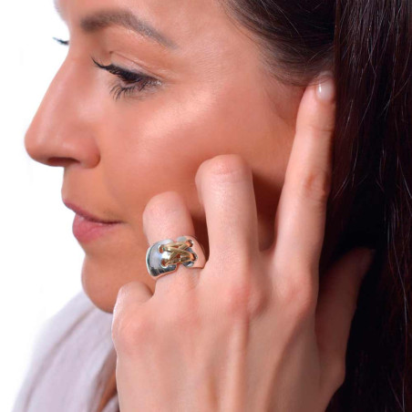 anillo de plata y oro con lazada
