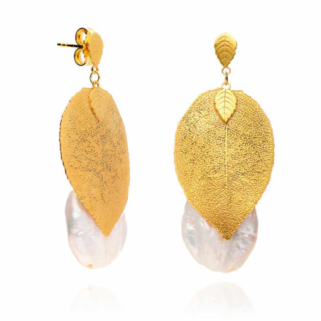 Maple leaf earring with pearl