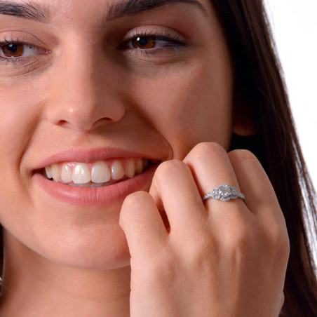 White gold ring with 3 diamonds and border