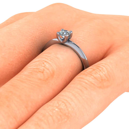 Mano con solitario de pedida con diamante