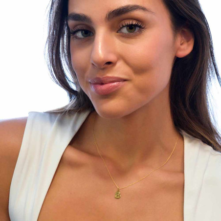 Colgante inicial para mujer con oro y diamante