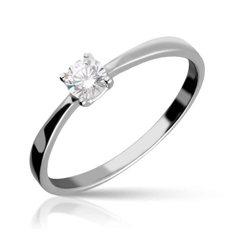 Solitaire ring with central diamond with 4 claws