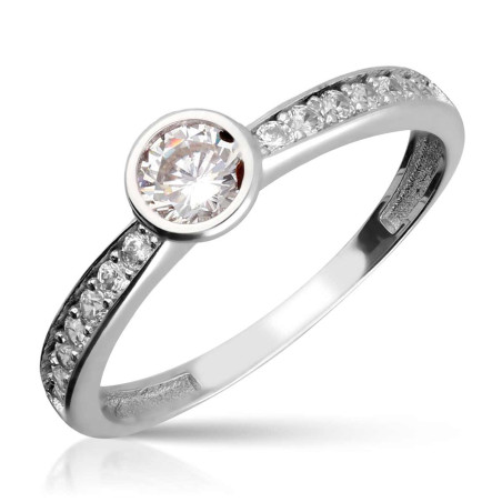 Anillo diamantes en oro blanco con engaste redondo y diamantes laterales.