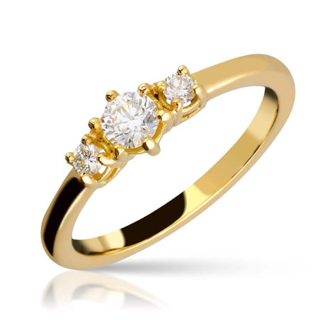 Anillo de 3 diamantes montado con garras en oro amarillo