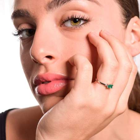 Women's ring in white gold with emerald and diamond