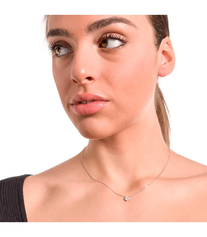 Women's necklace in white gold in the shape of a 6-point star with diamonds.