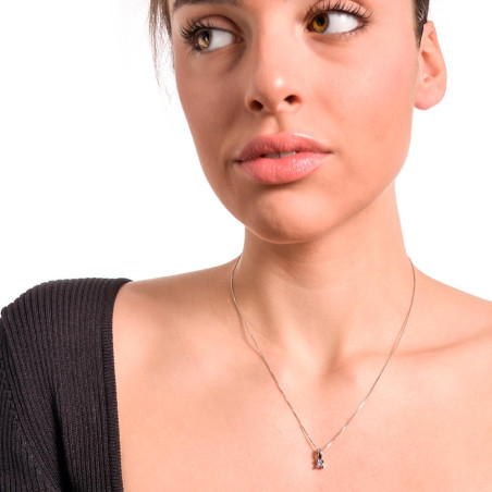 White gold necklace with diamond pendant