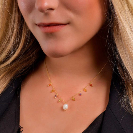 Precioso collar con una perla central y piedras multicolor colgando