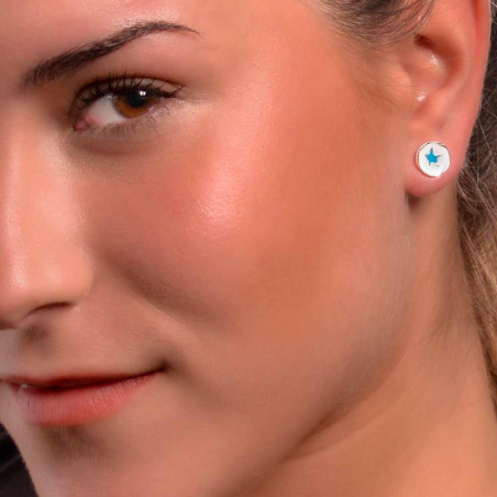 Pressure earrings with a circle shape and a star in the middle