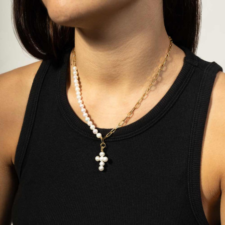 collar dorado con perlas y cruz