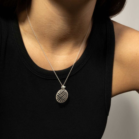 collar de plata para mujer con un colgante