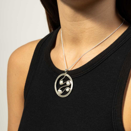 Collar con colgante con círculo de plata y perlas