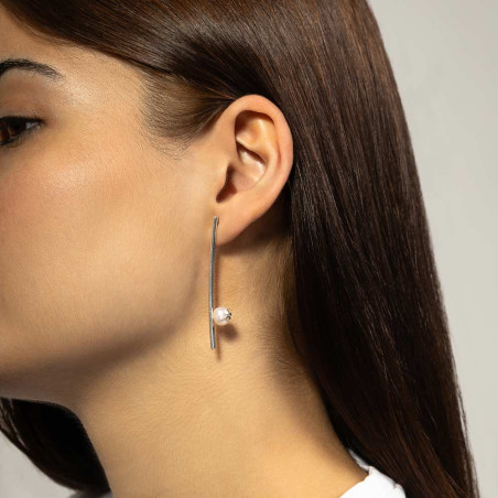 Party earrings made of silver and pearl at the end