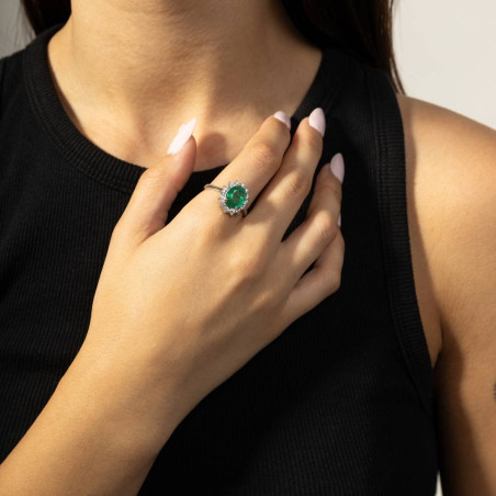 White gold ring with emerald and diamonds