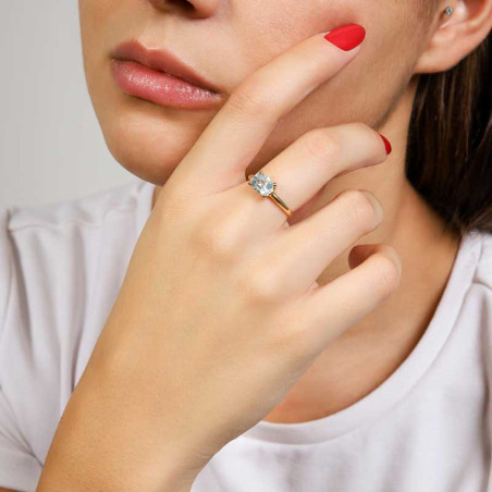 gold ring with four claw aquamarine