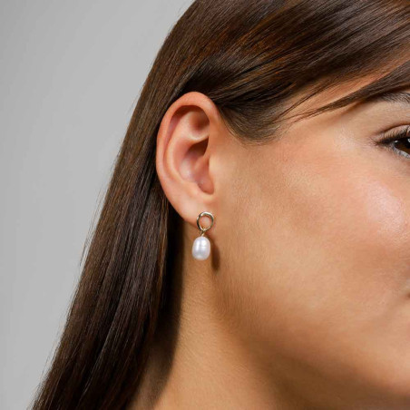 pendientes de oro 18k con perlas en cada uno con forma ovalada