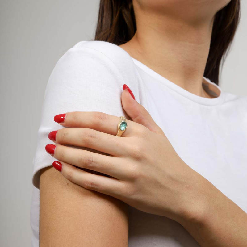 anillo con circonita en verde de plata bañada en oro