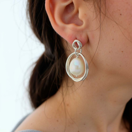 pendientes de mujer hechos en plata en forma de circulo asimetrico y perlas