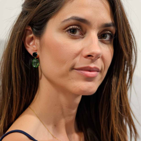 pendientes de plata bañada en oro con una piedra en color verde