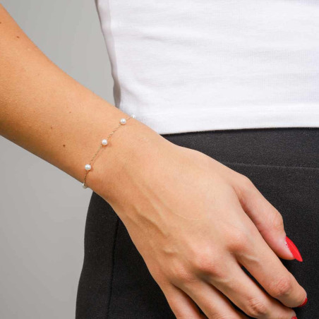 Fine 18k gold bracelet adorned with cultured pearls
