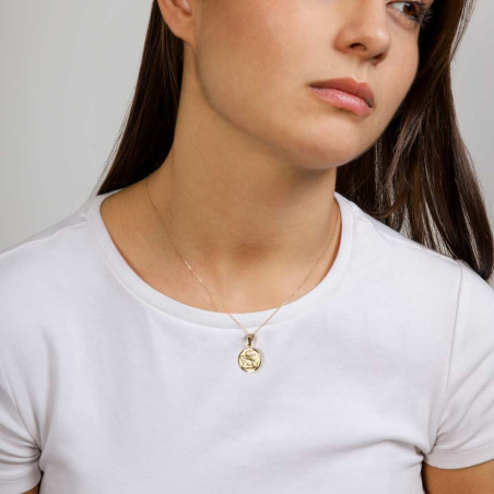 colgante medalla con un angel en relieve hecho en oro