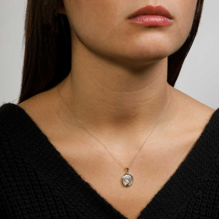 colgante de la virgen hecho con oro y nacar