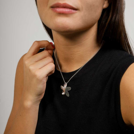 colgante para mujer hecho en plata de primera ley con forma de un jazmin y una perla