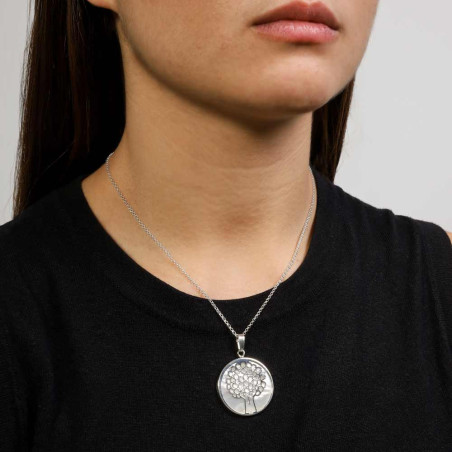 colgante para mujer de plata y nacar con manos y arbol
