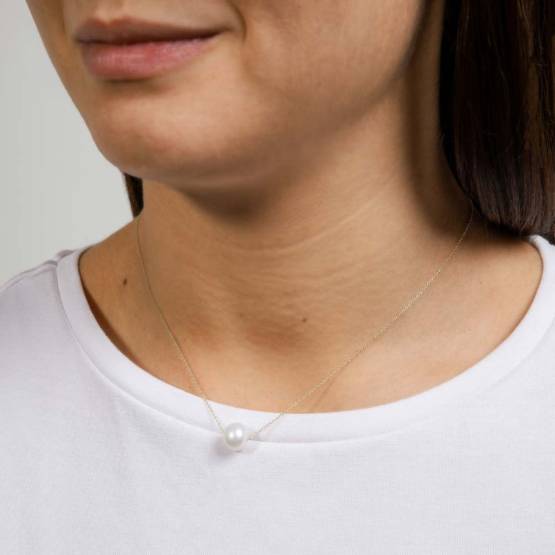 Women's gold necklace with a round cultured pearl