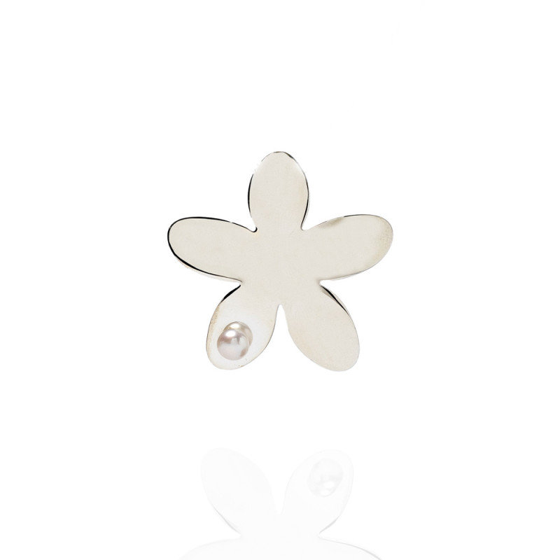 colgante de plata con una flor y una perla