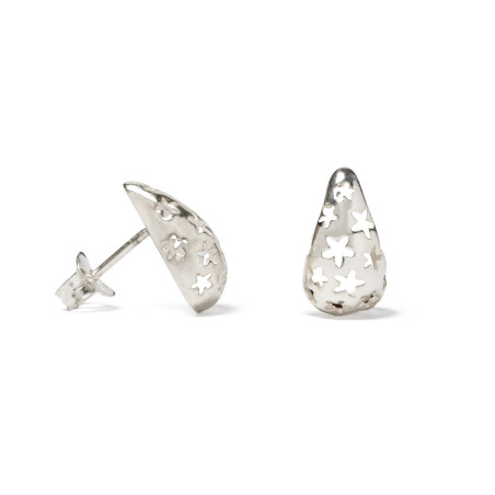 These silver earrings are in the shape of a teardrop, adorned with delicate jasmine flowers.