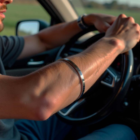 pulsera para hombre hecha de plata y acabado brillante