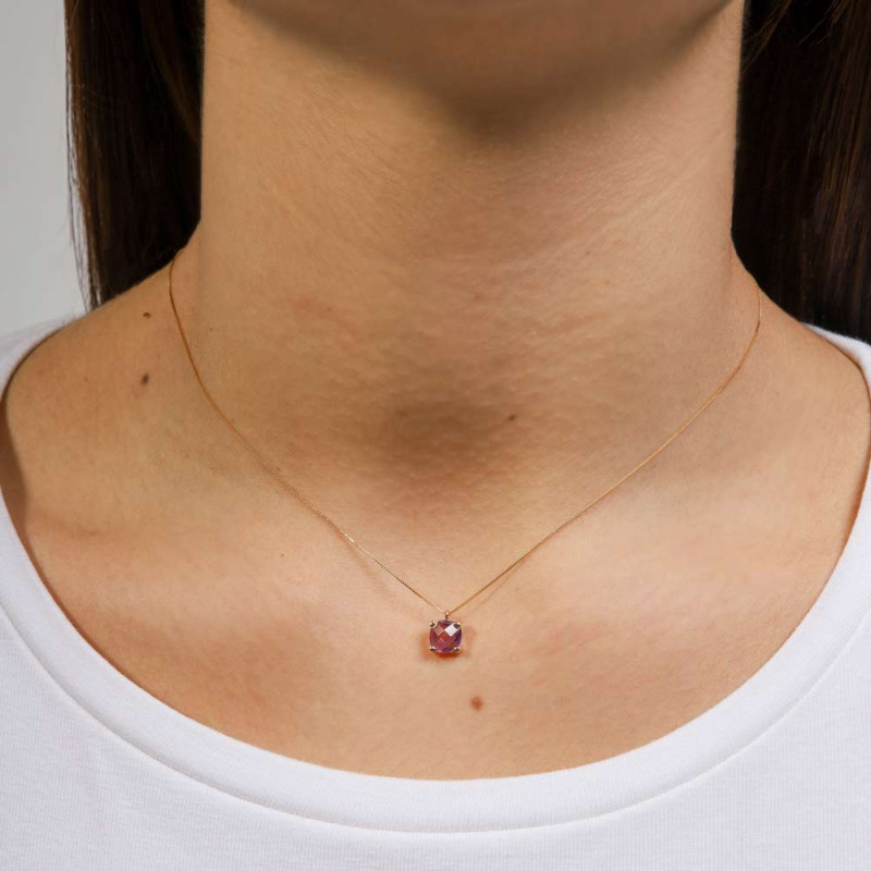 Gold necklace with a square purple amethyst