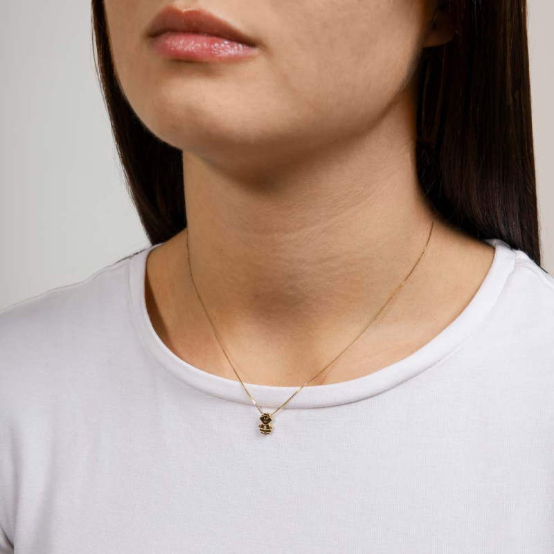 Necklace for mothers with the shape of a boy and a diamond in the center, made of gold.