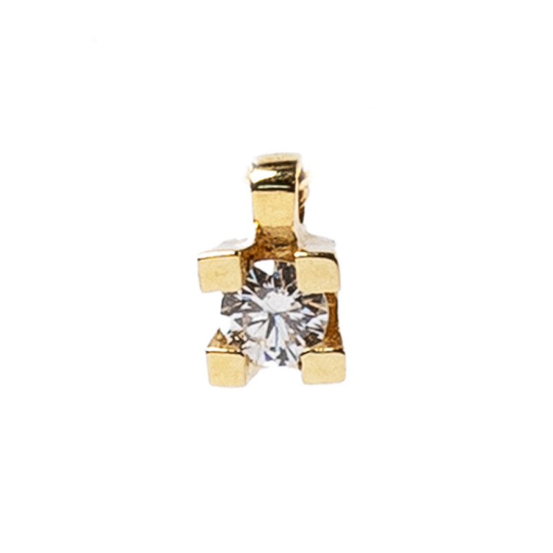 detalle del diamante de 0.08 ct con 4 garras de una gargantilla de oro