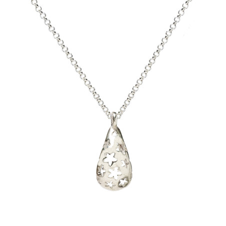 gargantilla de plata con un colgante en forma de lagrima con jazmines cortados